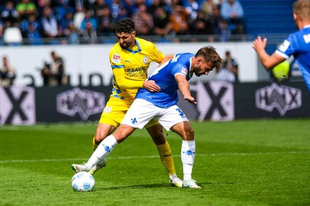 Fabio Kaufmann (Eintracht Braunschweig, 07) im Zweikampf mit Killian Corredor(SV Darmstadt 98, 34), GER, SV Darmstadt 98 vs. Eintracht Braunschweig, Fussball, 2. Bundesliga, 5. Spieltag, Spielzeit 2024 2025, 14.09.2024. DFL DFB REGULATIONS PROHIBIT ANY USE OF PHOTOGRAPHS as IMAGE SEQUENCES and or QUASI-VIDEO. GER, SV Darmstadt 98 vs. Eintracht Braunschweig, Fussball, 2. Bundesliga, 5. Spieltag, Spielzeit 2024 2025, 14.09.2024. Darmstadt