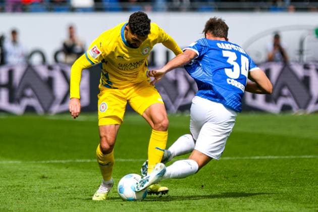 Fabio Kaufmann (Eintracht Braunschweig, 07) im Zweikampf mit Killian Corredor(SV Darmstadt 98, 34), GER, SV Darmstadt 98 vs. Eintracht Braunschweig, Fussball, 2. Bundesliga, 5. Spieltag, Spielzeit 2024 2025, 14.09.2024. DFL DFB REGULATIONS PROHIBIT ANY USE OF PHOTOGRAPHS as IMAGE SEQUENCES and or QUASI-VIDEO. GER, SV Darmstadt 98 vs. Eintracht Braunschweig, Fussball, 2. Bundesliga, 5. Spieltag, Spielzeit 2024 2025, 14.09.2024. Darmstadt