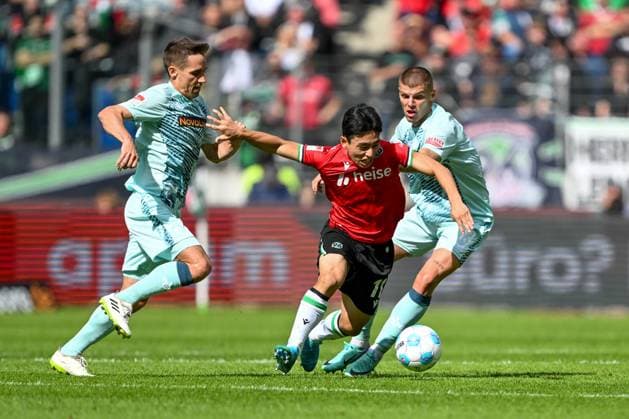 2. Bundesliga - Hannover 06 - 1. FC Kaiserslautern am 14.09.2024 in der HDI Arena in Hannover Philipp Klement (Kaiserslautern), Hyunju Lee (Hannover 96) im Zweikampf gegen Erik Wekesser (Kaiserslautern)