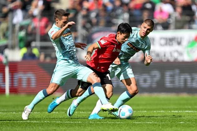 2. Bundesliga - Hannover 06 - 1. FC Kaiserslautern am 14.09.2024 in der HDI Arena in Hannover Philipp Klement (Kaiserslautern), Hyunju Lee (Hannover 96) im Zweikampf gegen Erik Wekesser (Kaiserslautern)