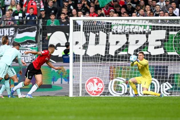2. Bundesliga - Hannover 06 - 1. FC Kaiserslautern am 14.09.2024 in der HDI Arena in Hannover Torwart Julian Krahl (Kaiserslautern) hält den Ball von Nicolo Tresoldi (Hannover 96)
