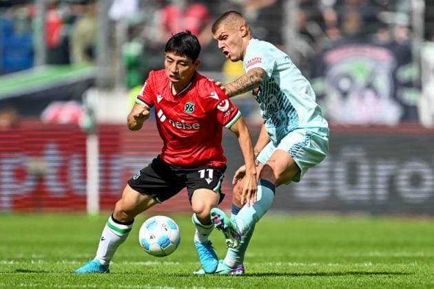 2. Bundesliga - Hannover 06 - 1. FC Kaiserslautern am 14.09.2024 in der HDI Arena in Hannover Hyunju Lee (Hannover 96) im Zweikampf gegen Erik Wekesser (Kaiserslautern)