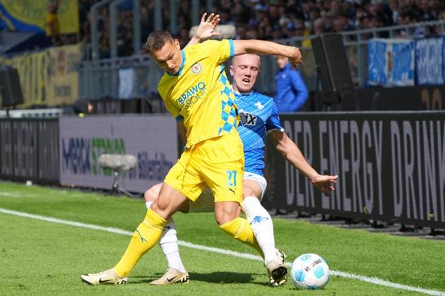Zweikampf Kevin Ehlers (Eintracht Braunschweig, 21) gegen Isac Lidberg (SV Darmstadt 98, 07) - 14.09.2024 2. Bundesliga, Saison 24 25: SV Darmstadt 98 vs Eintracht Braunschweig, Stadion am Boellenfalltor, emonline, emspor,