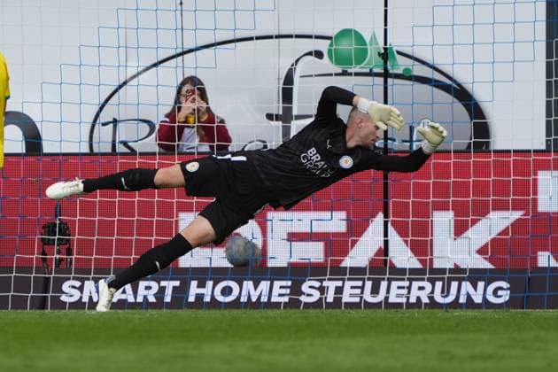 Flugeinlage Torwart Lennart Grill (Eintracht Braunschweig, 1) - 14.09.2024 2. Bundesliga, Saison 24 25: SV Darmstadt 98 vs Eintracht Braunschweig, Stadion am Boellenfalltor, emonline, emspor,