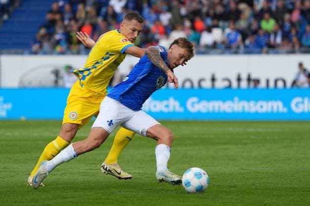 Luca Marseiler (SV Darmstadt 98, 08) gegen Kevin Ehlers (Eintracht Braunschweig, 21) - 14.09.2024 2. Bundesliga, Saison 24 25: SV Darmstadt 98 vs Eintracht Braunschweig, Stadion am Boellenfalltor, emonline, emspor,