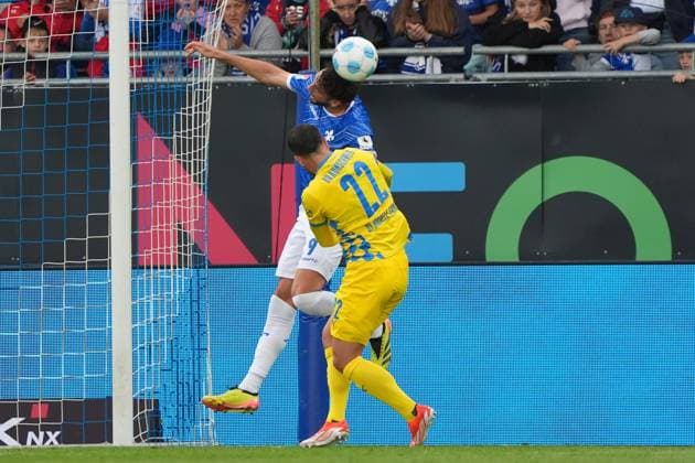 Kopfball Frasier Hornby (SV Darmstadt 98, 09) gegen Fabio Di Michele Sanchez (Eintracht Braunschweig, 22) - 14.09.2024 2. Bundesliga, Saison 24 25: SV Darmstadt 98 vs Eintracht Braunschweig, Stadion am Boellenfalltor, emonline, emspor,