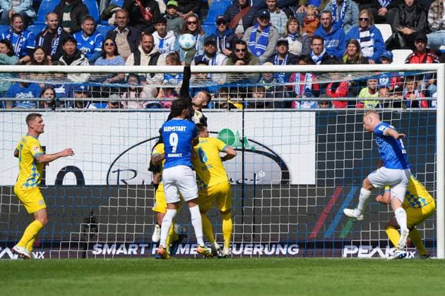 Torwart Lennart Grill (Eintracht Braunschweig, 1) pariert - 14.09.2024 2. Bundesliga, Saison 24 25: SV Darmstadt 98 vs Eintracht Braunschweig, Stadion am Boellenfalltor, emonline, emspor,