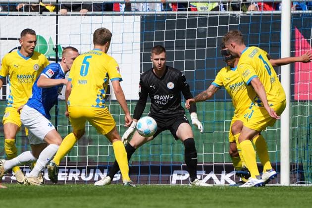Braunschweig versucht gegen Isac Lidberg (SV Darmstadt 98, 07) zu klären - 14.09.2024 2. Bundesliga, Saison 24 25: SV Darmstadt 98 vs Eintracht Braunschweig, Stadion am Boellenfalltor, emonline, emspor,