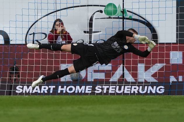 Flugeinlage Torwart Lennart Grill (Eintracht Braunschweig, 1) - 14.09.2024 2. Bundesliga, Saison 24 25: SV Darmstadt 98 vs Eintracht Braunschweig, Stadion am Boellenfalltor, emonline, emspor,