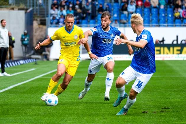 Marvin Rittmueller (Eintracht Braunschweig, 18) im Zweikampf mit Killian Corredor(SV Darmstadt 98, 34), GER, SV Darmstadt 98 vs. Eintracht Braunschweig, Fussball, 2. Bundesliga, 5. Spieltag, Spielzeit 2024 2025, 14.09.2024. DFL DFB REGULATIONS PROHIBIT ANY USE OF PHOTOGRAPHS as IMAGE SEQUENCES and or QUASI-VIDEO. GER, SV Darmstadt 98 vs. Eintracht Braunschweig, Fussball, 2. Bundesliga, 5. Spieltag, Spielzeit 2024 2025, 14.09.2024. Darmstadt