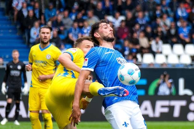 Sport Bilder des Tages Paul Jaeckel (Eintracht Braunschweig, 03) im Zweikampf mit Fraser Hornby (SV Darmstadt 98, 09), GER, SV Darmstadt 98 vs. Eintracht Braunschweig, Fussball, 2. Bundesliga, 5. Spieltag, Spielzeit 2024 2025, 14.09.2024. DFL DFB REGULATIONS PROHIBIT ANY USE OF PHOTOGRAPHS as IMAGE SEQUENCES and or QUASI-VIDEO. GER, SV Darmstadt 98 vs. Eintracht Braunschweig, Fussball, 2. Bundesliga, 5. Spieltag, Spielzeit 2024 2025, 14.09.2024. Darmstadt