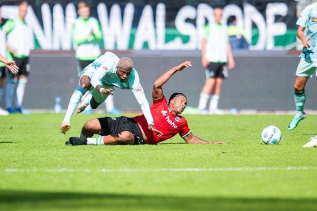 14.09.2024 - Fußball, 2024 2025, 2. Bundesliga, 5. Spieltag, Hannover 96 - 1. FC Kaiserslautern: (L-R) Aaron Opoku (Kaiserslautern), Jessic Ngankam (Hannover) DFL REGULATIONS PROHIBIT ANY USE OF PHOTOGRAPHS AS IMAGE SEQUENCES AND OR QUASI-VIDEO.