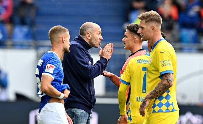 14.09.2024, xfux, Fussball 2.Bundesliga, SV Darmstadt 98 - Eintracht Braunschweig, v.l. Trainer Daniel Scherning (Eintracht Braunschweig) gibt Anweisungen, gestikuliert, mit den Armen gestikulieren gives instructions, gesticulate, gesticolando zu Referee Schiedsrichter Felix Prigan (DFL DFB REGULATIONS PROHIBIT ANY USE OF PHOTOGRAPHS as IMAGE SEQUENCES and or QUASI-VIDEO. Eine Lizenzierung des Lichtbildwerkes an und oder durch den SV Darmstadt 1898 e.V. sowie Tochterunternehmen ist nicht gestattet. No release of or sale to SV Darmstadt 1898 e.V.)) Darmstadt