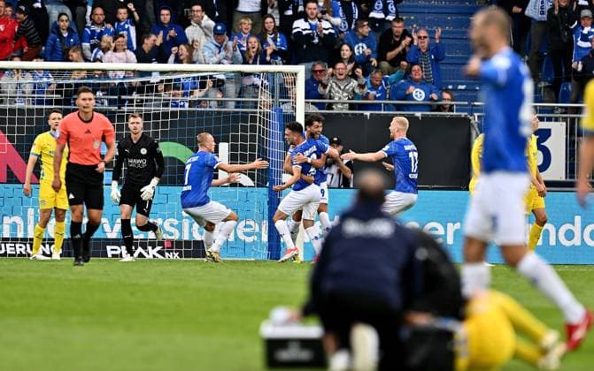 14.09.2024, xfux, Fussball 2.Bundesliga, SV Darmstadt 98 - Eintracht Braunschweig, v.l. Isac Lidberg (SV Darmstadt 98), Torschuetze Torschütze Sergio Lopez Lopez (SV Darmstadt 98), Fraser Hornby (SV Darmstadt 98), Kai Klefisch (SV Darmstadt 98) Torjubel, Jubel, Goal celebration, celebrate the goal zum 1:0 und im Vordergrund liegt Sven Köhler Koehler (Eintracht Braunschweig) am Boden receive an injury, bursied, harried, hurt, injured, injury, trauma, disappointed, crestfallen, verletzt, Verletzung und bekommt keine Luft (DFL DFB REGULATIONS PROHIBIT ANY USE OF PHOTOGRAPHS as IMAGE SEQUENCES and or QUASI-VIDEO. Eine Lizenzierung des Lichtbildwerkes an und oder durch den SV Darmstadt 1898 e.V. sowie Tochterunternehmen ist nicht gestattet. No release of or sale to SV Darmstadt 1898 e.V.)) Darmstadt