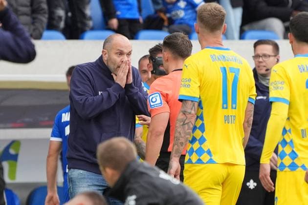 Trainer Daniel Scherning (Eintracht Braunschweig) wird auf die Tribüne geschickt - 14.09.2024 2. Bundesliga, Saison 24 25: SV Darmstadt 98 vs Eintracht Braunschweig, Stadion am Boellenfalltor, emonline, emspor,