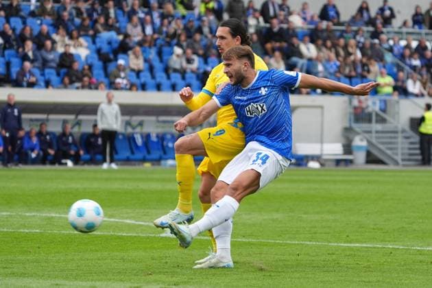 Killian Corredor (SV Darmstadt 98, 34) zieht ab gegen Raya Philippe (Eintracht Braunschweig, 9) - 14.09.2024 2. Bundesliga, Saison 24 25: SV Darmstadt 98 vs Eintracht Braunschweig, Stadion am Boellenfalltor, emonline, emspor,