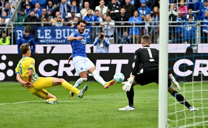 14.09.2024, xfux, Fussball 2.Bundesliga, SV Darmstadt 98 - Eintracht Braunschweig, v.l. Robert Ivanov (Eintracht Braunschweig), Torschuetze Torschütze Fraser Hornby (SV Darmstadt 98), Lennart Grill (Eintracht Braunschweig) Goal scored, Tor zum nicht gegebenen aberkannten 2:0 Abseits Tor Abseitstor (DFL DFB REGULATIONS PROHIBIT ANY USE OF PHOTOGRAPHS as IMAGE SEQUENCES and or QUASI-VIDEO. Eine Lizenzierung des Lichtbildwerkes an und oder durch den SV Darmstadt 1898 e.V. sowie Tochterunternehmen ist nicht gestattet. No release of or sale to SV Darmstadt 1898 e.V.)) Darmstadt
