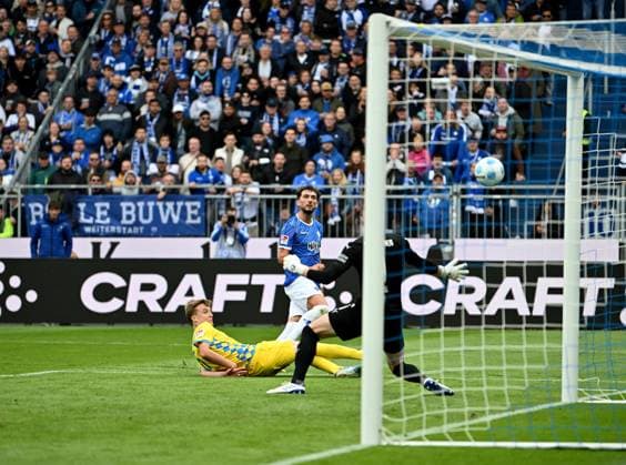 14.09.2024, xfux, Fussball 2.Bundesliga, SV Darmstadt 98 - Eintracht Braunschweig, v.l. Robert Ivanov (Eintracht Braunschweig), Torschuetze Torschütze Fraser Hornby (SV Darmstadt 98), Lennart Grill (Eintracht Braunschweig) Goal scored, Tor zum nicht gegebenen aberkannten 2:0 Abseits Tor Abseitstor (DFL DFB REGULATIONS PROHIBIT ANY USE OF PHOTOGRAPHS as IMAGE SEQUENCES and or QUASI-VIDEO. Eine Lizenzierung des Lichtbildwerkes an und oder durch den SV Darmstadt 1898 e.V. sowie Tochterunternehmen ist nicht gestattet. No release of or sale to SV Darmstadt 1898 e.V.)) Darmstadt