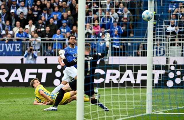 14.09.2024, xfux, Fussball 2.Bundesliga, SV Darmstadt 98 - Eintracht Braunschweig, v.l. Robert Ivanov (Eintracht Braunschweig), Torschuetze Torschütze Fraser Hornby (SV Darmstadt 98), Lennart Grill (Eintracht Braunschweig) Goal scored, Tor zum nicht gegebenen aberkannten 2:0 Abseits Tor Abseitstor (DFL DFB REGULATIONS PROHIBIT ANY USE OF PHOTOGRAPHS as IMAGE SEQUENCES and or QUASI-VIDEO. Eine Lizenzierung des Lichtbildwerkes an und oder durch den SV Darmstadt 1898 e.V. sowie Tochterunternehmen ist nicht gestattet. No release of or sale to SV Darmstadt 1898 e.V.)) Darmstadt