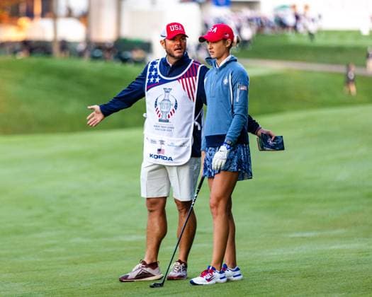 September 14, 2024, Gainesville, Va, USA: Team USA s NELLY KORDA and her caddie discuss a shot on the first hole during tday two of the 2024 Solheim Cup. Gainesville USA - ZUMAb237 20240914_znp_b237_001 Copyright: xRobertxBlakleyx