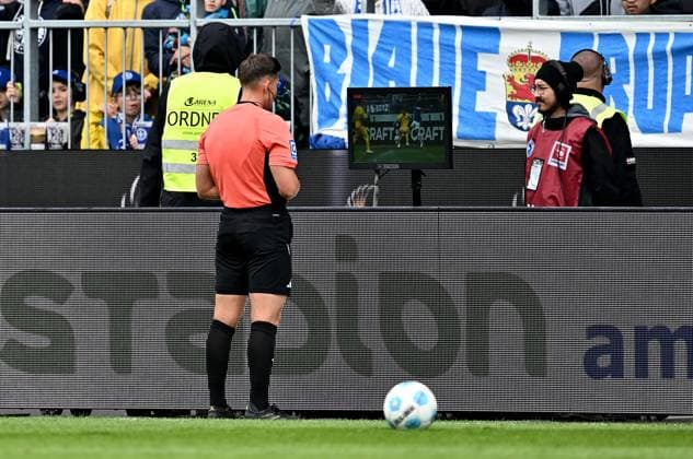 14.09.2024, xfux, Fussball 2.Bundesliga, SV Darmstadt 98 - Eintracht Braunschweig, v.l. Referee Schiedsrichter Felix Prigan Videobeweis Video Assist Video Beweis TV Beweis (DFL DFB REGULATIONS PROHIBIT ANY USE OF PHOTOGRAPHS as IMAGE SEQUENCES and or QUASI-VIDEO. Eine Lizenzierung des Lichtbildwerkes an und oder durch den SV Darmstadt 1898 e.V. sowie Tochterunternehmen ist nicht gestattet. No release of or sale to SV Darmstadt 1898 e.V.)) Darmstadt