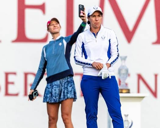 September 14, 2024, Gainesville, Va, USA: Team Europe s CARLOTA CIGANDA prepares to tee off on the first tee for Day two of the 2024 Solheim Cup while Team USA s NELLY KORDA takes a selfie. Gainesville USA - ZUMAb237 20240914_znp_b237_002 Copyright: xRobertxBlakleyx