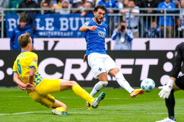 Fraser Hornby (SV Darmstadt 98, 09) schießt das tor zum 2:1, wegen ABSEITS aberkannt, GER, SV Darmstadt 98 vs. Eintracht Braunschweig, Fussball, 2. Bundesliga, 5. Spieltag, Spielzeit 2024 2025, 14.09.2024. DFL DFB REGULATIONS PROHIBIT ANY USE OF PHOTOGRAPHS as IMAGE SEQUENCES and or QUASI-VIDEO. GER, SV Darmstadt 98 vs. Eintracht Braunschweig, Fussball, 2. Bundesliga, 5. Spieltag, Spielzeit 2024 2025, 14.09.2024. Darmstadt
