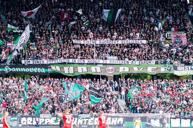 14.09.2024 - Fußball, 2024 2025, 2. Bundesliga, 5. Spieltag, Hannover 96 - 1. FC Kaiserslautern: Fans (Hannover) mit Banner Das eigene Rückgrat verlieren, um einer Populistin in den Arsch zu kriechen - Abschaum - in Anlehnung an Daniela Behrens Aussagen zum Spiel Eintracht Braunschweig gegen Hannover 96 DFL REGULATIONS PROHIBIT ANY USE OF PHOTOGRAPHS AS IMAGE SEQUENCES AND OR QUASI-VIDEO.