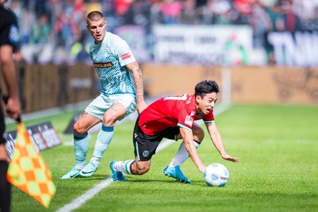 14.09.2024 - Fußball, 2024 2025, 2. Bundesliga, 5. Spieltag, Hannover 96 - 1. FC Kaiserslautern: (L-R) Erik Wekesser (Kaiserslautern), Hyun-ju Lee (Hannover) DFL REGULATIONS PROHIBIT ANY USE OF PHOTOGRAPHS AS IMAGE SEQUENCES AND OR QUASI-VIDEO.