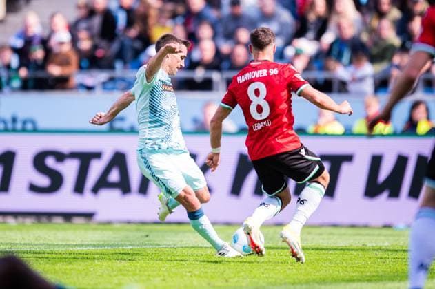 14.09.2024 - Fußball, 2024 2025, 2. Bundesliga, 5. Spieltag, Hannover 96 - 1. FC Kaiserslautern: (L-R) Philipp Klement (Kaiserslautern), Enzo Leopold (Hannover) DFL REGULATIONS PROHIBIT ANY USE OF PHOTOGRAPHS AS IMAGE SEQUENCES AND OR QUASI-VIDEO.