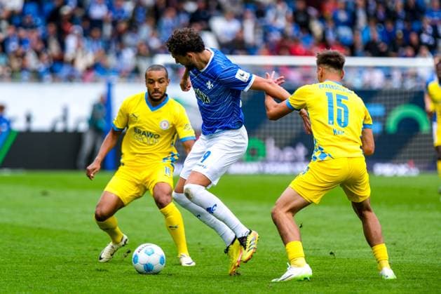 Fraser Hornby (SV Darmstadt 98, 09) im Zweikampf mit Max Marie (Eintracht Braunschweig, 15), dahinter Leon Bell Bell (Eintracht Braunschweig, 19), GER, SV Darmstadt 98 vs. Eintracht Braunschweig, Fussball, 2. Bundesliga, 5. Spieltag, Spielzeit 2024 2025, 14.09.2024. DFL DFB REGULATIONS PROHIBIT ANY USE OF PHOTOGRAPHS as IMAGE SEQUENCES and or QUASI-VIDEO. GER, SV Darmstadt 98 vs. Eintracht Braunschweig, Fussball, 2. Bundesliga, 5. Spieltag, Spielzeit 2024 2025, 14.09.2024. Darmstadt