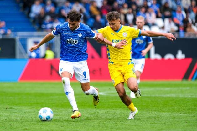 Fraser Hornby (SV Darmstadt 98, 09) im Zweikampf mit Max Marie (Eintracht Braunschweig, 15), GER, SV Darmstadt 98 vs. Eintracht Braunschweig, Fussball, 2. Bundesliga, 5. Spieltag, Spielzeit 2024 2025, 14.09.2024. DFL DFB REGULATIONS PROHIBIT ANY USE OF PHOTOGRAPHS as IMAGE SEQUENCES and or QUASI-VIDEO. GER, SV Darmstadt 98 vs. Eintracht Braunschweig, Fussball, 2. Bundesliga, 5. Spieltag, Spielzeit 2024 2025, 14.09.2024. Darmstadt