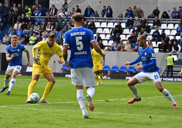 14.09.2024, xsltx, Fussball 2.Bundesliga, SV Darmstadt 98 - Eintracht Braunschweig emspor, v.l. Levente Szabo (Eintracht Braunschweig) trifft per Lupfer für Braunschweig zum 1:1 (DFL DFB REGULATIONS PROHIBIT ANY USE OF PHOTOGRAPHS as IMAGE SEQUENCES and or QUASI-VIDEO) Darmstadt