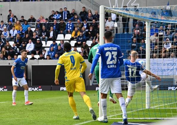 14.09.2024, xsltx, Fussball 2.Bundesliga, SV Darmstadt 98 - Eintracht Braunschweig emspor, v.l. Kai Klefisch (SV Darmstadt 98) versucht vergeblich den Luofer von Levente Szabo (Eintracht Braunschweig) von der Torlinie zu kratzen - 1:1 für Braunschweig (DFL DFB REGULATIONS PROHIBIT ANY USE OF PHOTOGRAPHS as IMAGE SEQUENCES and or QUASI-VIDEO) Darmstadt