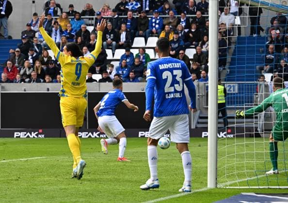 14.09.2024, xsltx, Fussball 2.Bundesliga, SV Darmstadt 98 - Eintracht Braunschweig emspor, v.l. Rayan Philippe (Eintracht Braunschweig) bejubelt den Ausgleich durch Levente Szabo (Eintracht Braunschweig) (DFL DFB REGULATIONS PROHIBIT ANY USE OF PHOTOGRAPHS as IMAGE SEQUENCES and or QUASI-VIDEO) Darmstadt