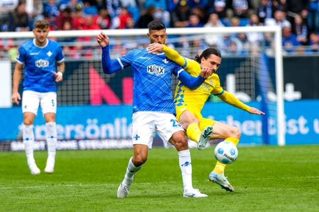 Klaus Gjasula (SV Darmstadt 98, 23) im Zweikampf mit Rayan Philippe (Eintracht Braunschweig, 09), dahinter Matej Maglica (SV Darmstadt 98, 05), GER, SV Darmstadt 98 vs. Eintracht Braunschweig, Fussball, 2. Bundesliga, 5. Spieltag, Spielzeit 2024 2025, 14.09.2024. DFL DFB REGULATIONS PROHIBIT ANY USE OF PHOTOGRAPHS as IMAGE SEQUENCES and or QUASI-VIDEO. GER, SV Darmstadt 98 vs. Eintracht Braunschweig, Fussball, 2. Bundesliga, 5. Spieltag, Spielzeit 2024 2025, 14.09.2024. Darmstadt