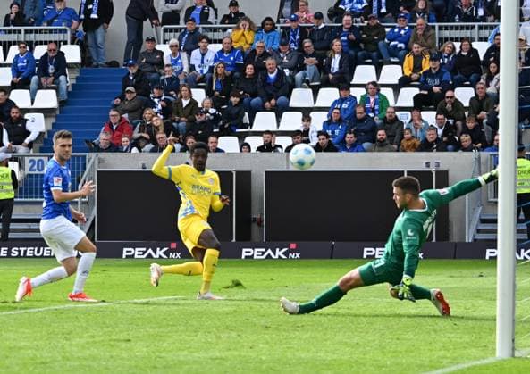 14.09.2024, xsltx, Fussball 2.Bundesliga, SV Darmstadt 98 - Eintracht Braunschweig emspor, v.l. Marcel Schuhen (SV Darmstadt 98) rettet per Fußabwehr gegen den Schuss von Christian Conteh (Eintracht Braunschweig 2. v. re.) Darmstadt einen Punkt (DFL DFB REGULATIONS PROHIBIT ANY USE OF PHOTOGRAPHS as IMAGE SEQUENCES and or QUASI-VIDEO) Darmstadt