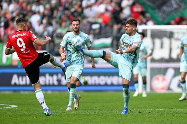 2. Bundesliga - Hannover 06 - 1. FC Kaiserslautern am 14.09.2024 in der HDI Arena in Hannover Nicolo Tresoldi (Hannover 96) im Zweikampf gegen Florian Kleinhansl (Kaiserslautern).