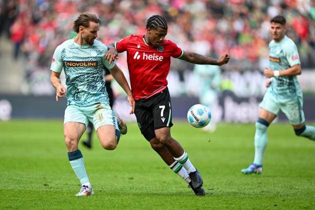 2. Bundesliga - Hannover 06 - 1. FC Kaiserslautern am 14.09.2024 in der HDI Arena in Hannover Jessic Ngankam (Hannover 96) im Zweikampf gegen Jannis Heuer (Kaiserslautern)