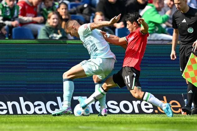 2. Bundesliga - Hannover 06 - 1. FC Kaiserslautern am 14.09.2024 in der HDI Arena in Hannover Erik Wekesser (Kaiserslautern) im Zweikampf gegen Hyunju Lee (Hannover 96)