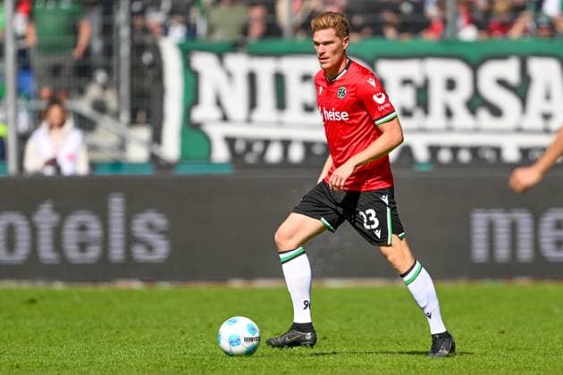 2. Bundesliga - Hannover 06 - 1. FC Kaiserslautern am 14.09.2024 in der HDI Arena in Hannover Marcel Halstenberg (Hannover 96) am Ball.