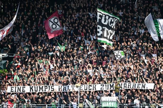 2. Bundesliga - Hannover 06 - 1. FC Kaiserslautern am 14.09.2024 in der HDI Arena in Hannover Fanzene von Hannover 96 mit einem Transparent