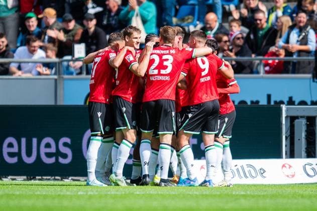 14.09.2024 - Fußball, 2024 2025, 2. Bundesliga, 5. Spieltag, Hannover 96 - 1. FC Kaiserslautern: Jubeltraube nach dem Tor zum 1:1 von Hyun-ju Lee (Hannover), (M) Max Christiansen (Hannover) DFL REGULATIONS PROHIBIT ANY USE OF PHOTOGRAPHS AS IMAGE SEQUENCES AND OR QUASI-VIDEO.