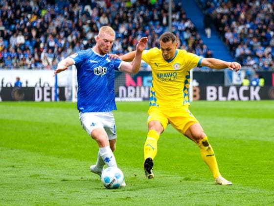 Kai Klefisch (SV Darmstadt 98, 17) im Zweikampf mit Sven Koehler (Eintracht Braunschweig, 27), GER, SV Darmstadt 98 vs. Eintracht Braunschweig, Fussball, 2. Bundesliga, 5. Spieltag, Spielzeit 2024 2025, 14.09.2024. DFL DFB REGULATIONS PROHIBIT ANY USE OF PHOTOGRAPHS as IMAGE SEQUENCES and or QUASI-VIDEO. GER, SV Darmstadt 98 vs. Eintracht Braunschweig, Fussball, 2. Bundesliga, 5. Spieltag, Spielzeit 2024 2025, 14.09.2024. Darmstadt