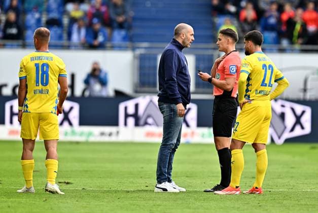 14.09.2024, xfux, Fussball 2.Bundesliga, SV Darmstadt 98 - Eintracht Braunschweig, v.l. Trainer Daniel Scherning (Eintracht Braunschweig), Referee Schiedsrichter Felix Prigan, Fabio Di Michele Sanchez (Eintracht Braunschweig) (DFL DFB REGULATIONS PROHIBIT ANY USE OF PHOTOGRAPHS as IMAGE SEQUENCES and or QUASI-VIDEO. Eine Lizenzierung des Lichtbildwerkes an und oder durch den SV Darmstadt 1898 e.V. sowie Tochterunternehmen ist nicht gestattet. No release of or sale to SV Darmstadt 1898 e.V.)) Darmstadt