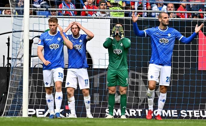 14.09.2024, xfux, Fussball 2.Bundesliga, SV Darmstadt 98 - Eintracht Braunschweig, v.l. Clemens Riedel (SV Darmstadt 98), Kai Klefisch (SV Darmstadt 98), Marcel Schuhen (SV Darmstadt 98), Aleksandar Vukotic (SV Darmstadt 98) enttaeuscht, enttaeuscht schauend, dissapointed gibt Anweisungen, gestikuliert, mit den Armen gestikulieren gives instructions, gesticulate, gesticolando. (DFL DFB REGULATIONS PROHIBIT ANY USE OF PHOTOGRAPHS as IMAGE SEQUENCES and or QUASI-VIDEO. Eine Lizenzierung des Lichtbildwerkes an und oder durch den SV Darmstadt 1898 e.V. sowie Tochterunternehmen ist nicht gestattet. No release of or sale to SV Darmstadt 1898 e.V.)) Darmstadt