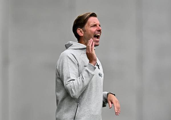 14.09.2024, xfux, Fussball 2.Bundesliga, SV Darmstadt 98 - Eintracht Braunschweig, v.l. Trainer Florian Kohfeldt (SV Darmstadt 98) gibt Anweisungen, gestikuliert, mit den Armen gestikulieren gives instructions, gesticulate, gesticolando. (DFL DFB REGULATIONS PROHIBIT ANY USE OF PHOTOGRAPHS as IMAGE SEQUENCES and or QUASI-VIDEO. Eine Lizenzierung des Lichtbildwerkes an und oder durch den SV Darmstadt 1898 e.V. sowie Tochterunternehmen ist nicht gestattet. No release of or sale to SV Darmstadt 1898 e.V.)) Darmstadt