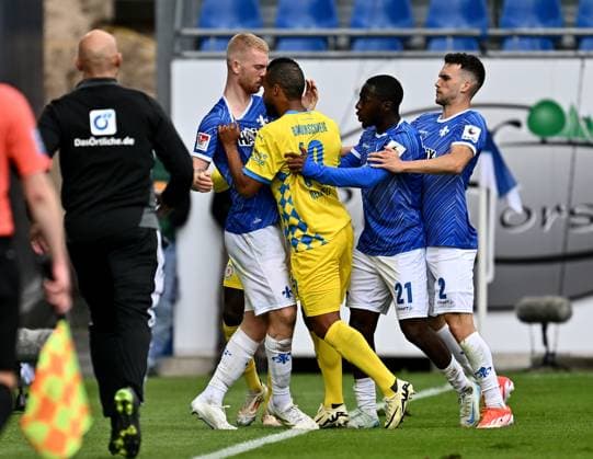14.09.2024, xfux, Fussball 2.Bundesliga, SV Darmstadt 98 - Eintracht Braunschweig, v.l. Kai Klefisch (SV Darmstadt 98), Leon Bell Bell (Eintracht Braunschweig), Merveille Papela (SV Darmstadt 98), Sergio Lopez Lopez (SV Darmstadt 98) Rudelbildung (DFL DFB REGULATIONS PROHIBIT ANY USE OF PHOTOGRAPHS as IMAGE SEQUENCES and or QUASI-VIDEO. Eine Lizenzierung des Lichtbildwerkes an und oder durch den SV Darmstadt 1898 e.V. sowie Tochterunternehmen ist nicht gestattet. No release of or sale to SV Darmstadt 1898 e.V.)) Darmstadt