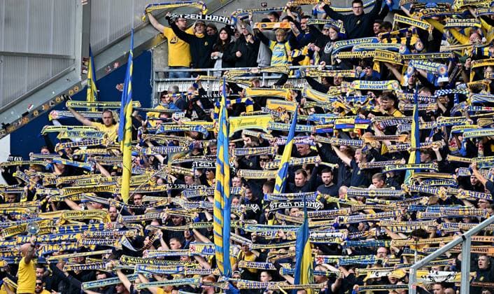 14.09.2024, xfux, Fussball 2.Bundesliga, SV Darmstadt 98 - Eintracht Braunschweig, v.l. Fans Eintracht Braunschweig, Stimmung, Schals, Fanblock Ultras Ultra Emotionen Fan (DFL DFB REGULATIONS PROHIBIT ANY USE OF PHOTOGRAPHS as IMAGE SEQUENCES and or QUASI-VIDEO. Eine Lizenzierung des Lichtbildwerkes an und oder durch den SV Darmstadt 1898 e.V. sowie Tochterunternehmen ist nicht gestattet. No release of or sale to SV Darmstadt 1898 e.V.)) Darmstadt