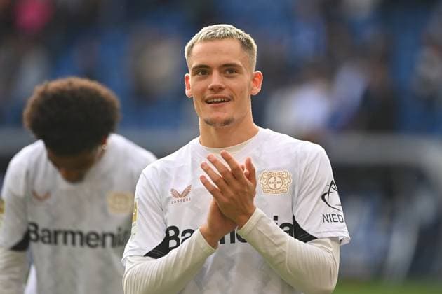 Schlussjubel Florian WIRTZ (Bayer Leverkusen), klatscht Applaus, Aktion,Einzelbild,angeschnittenes Einzelmotiv,Halbfigur,halbe Figur. Fussball 1. Bundesliga Saison 2024 2025, 3.Spieltag, Spieltag03 TSG 1899 Hoffenheim - Bayer 04 Leverkusen 1-4 am 14.09.2024, PreZero ARENA.